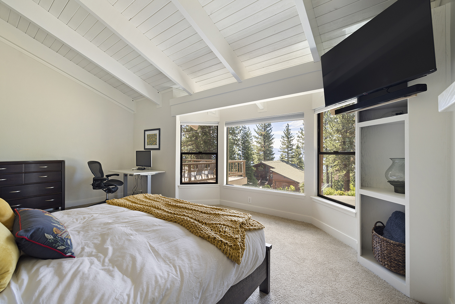 Cal-king bedroom with lake view at Kinpine House